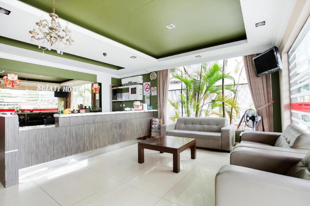 Sejati Hotel Sitiawan Exterior foto