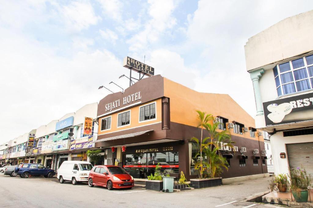 Sejati Hotel Sitiawan Exterior foto